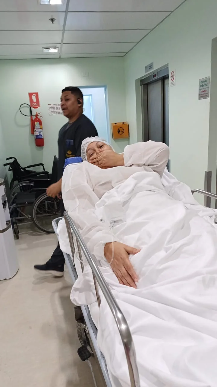 Evelem sendo transportada no hospital
